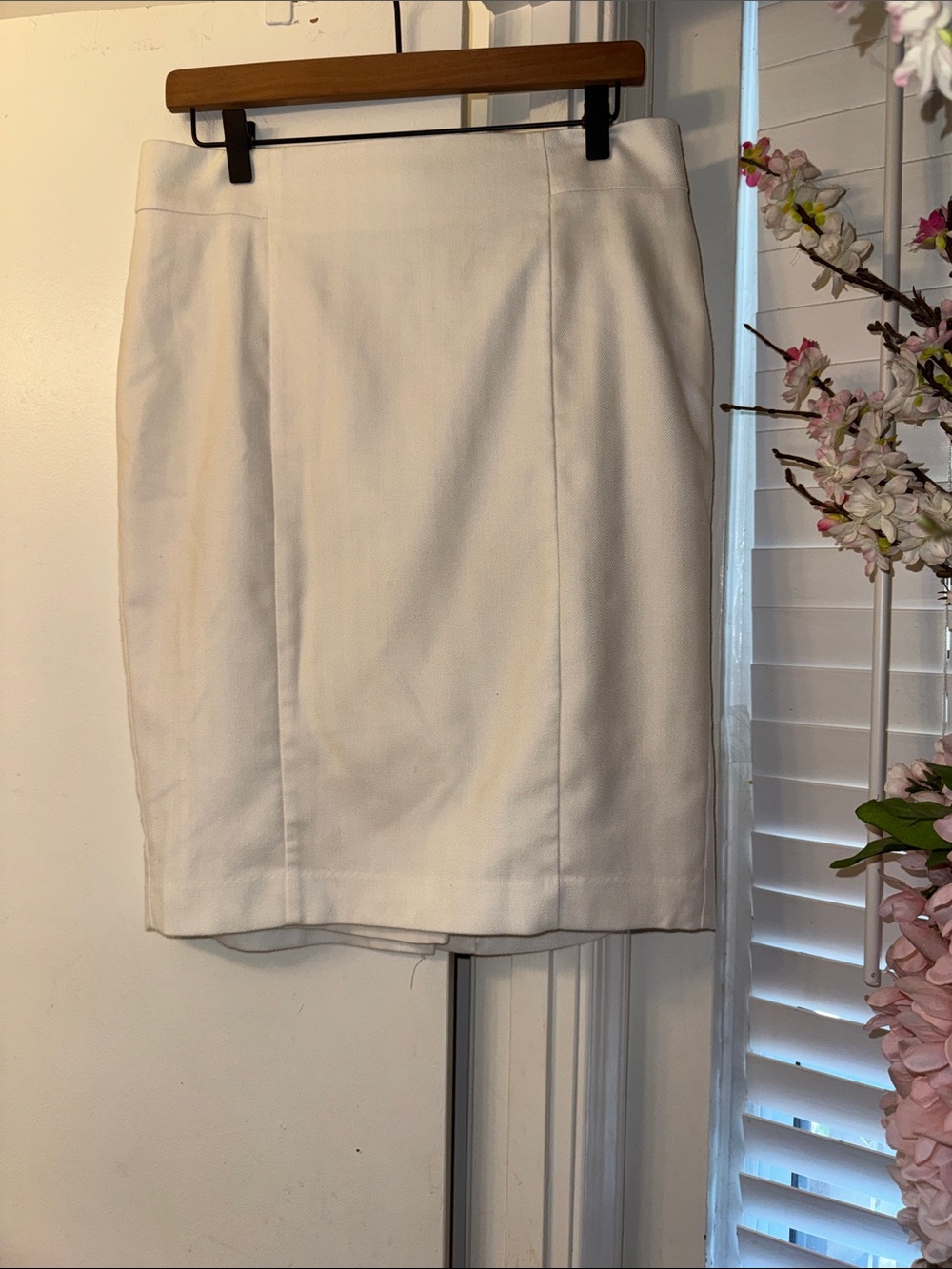 Ann Taylor Cream Pencil Skirt - Classic Tailored Style